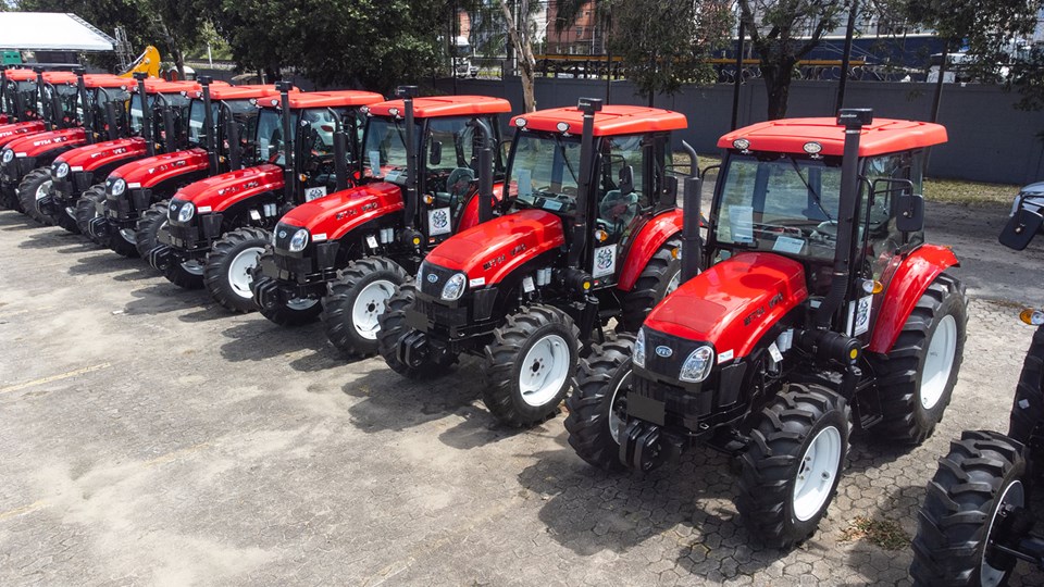 Leia mais sobre o artigo Governo do Estado entrega 85 máquinas e equipamentos agrícolas para municípios capixabas