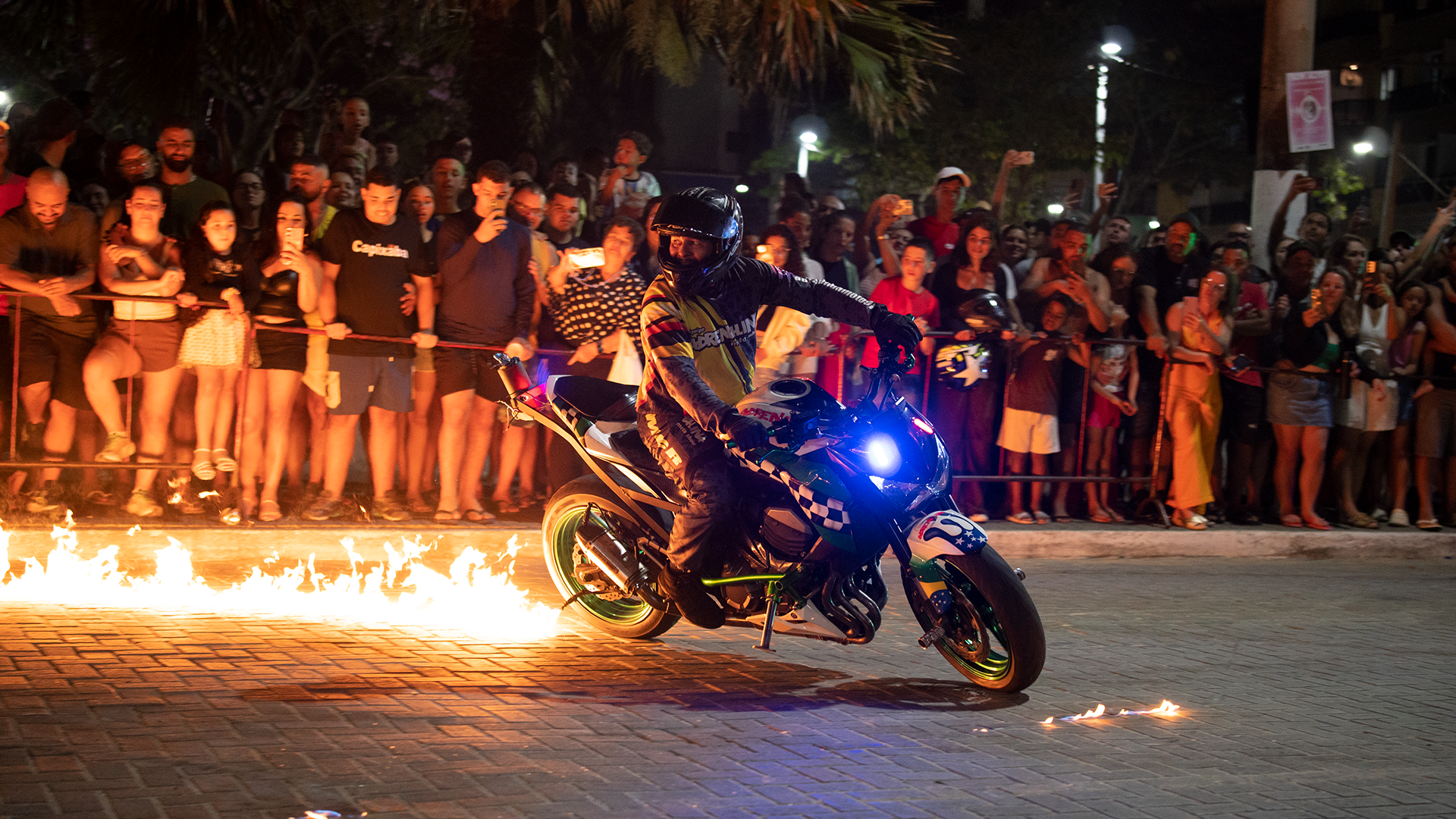 Leia mais sobre o artigo Piúma Moto Rock lota Praça Dona Carmem e transforma a cidade em ponto de encontro para amantes das motos e do rock